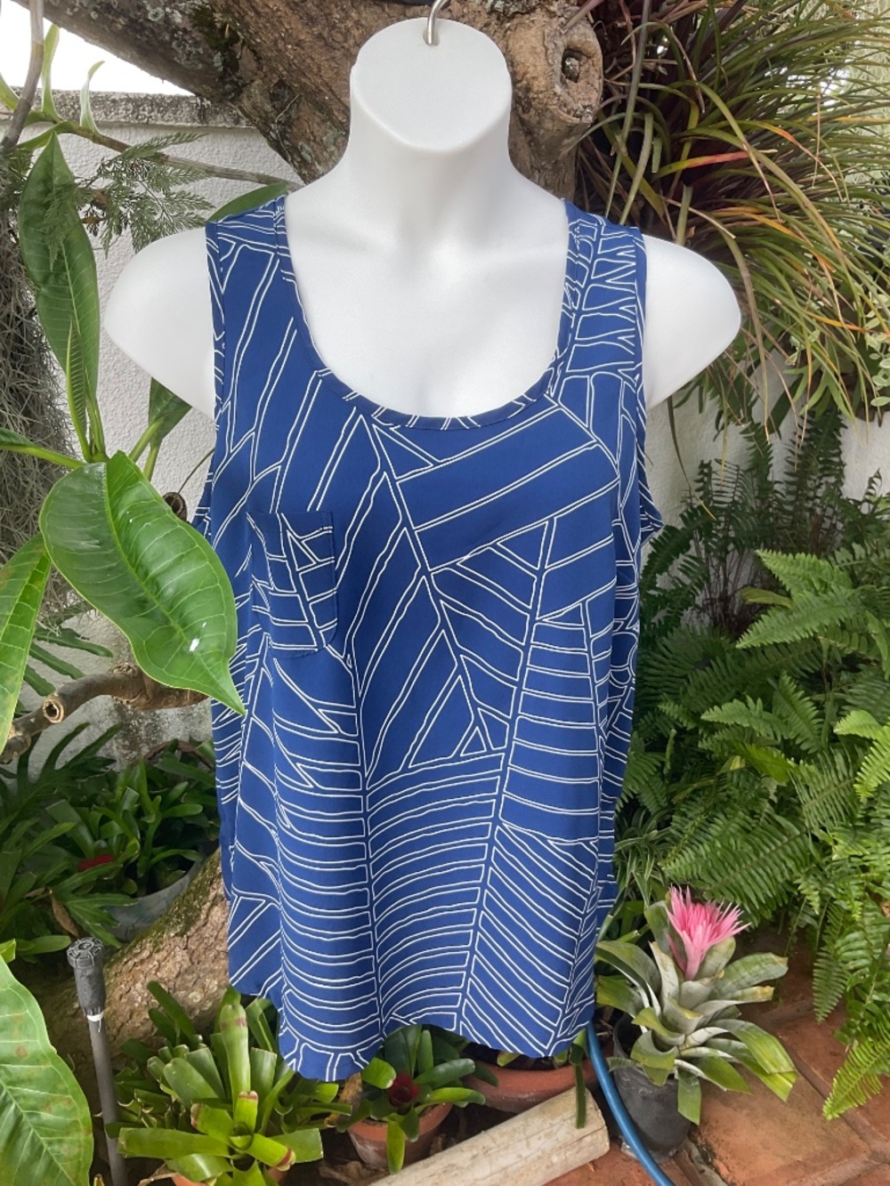 Manuheali’i Blue & White Top Like New Size L - Picture 2 of 6